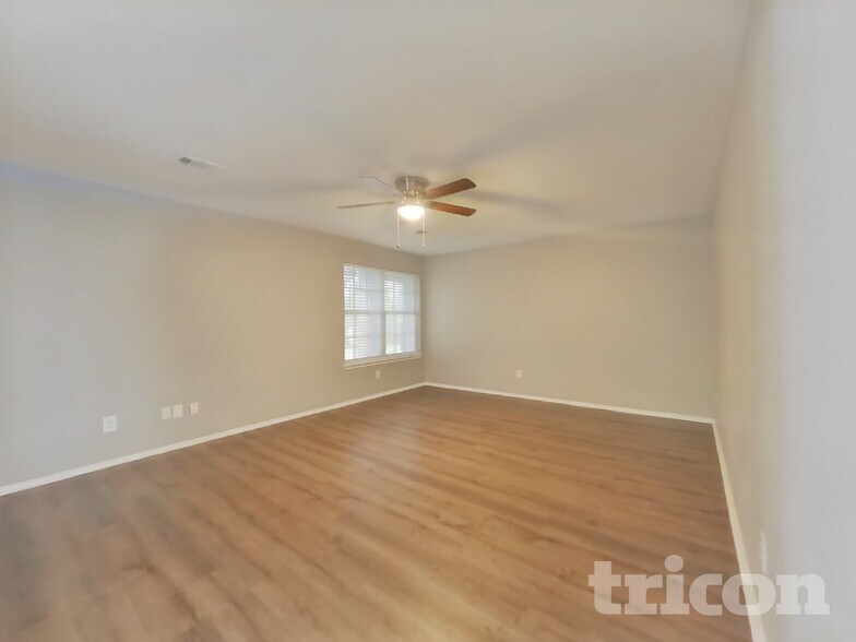 Building Photo - 2309 Green Creek Dr