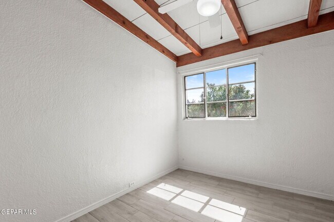 Building Photo - 550 Dolan St