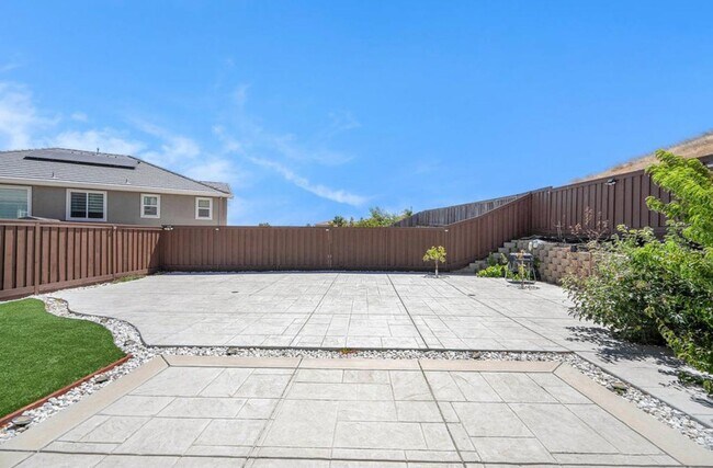 Building Photo - 31 Cortina Dr