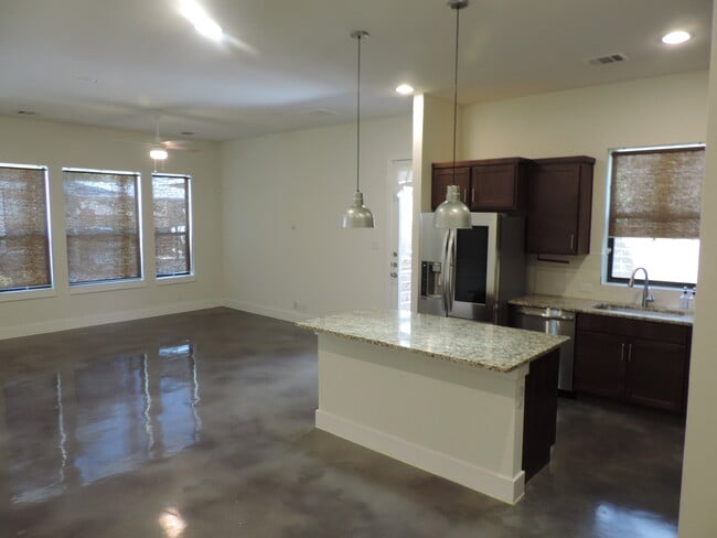 Building Photo - 425 E Mistletoe