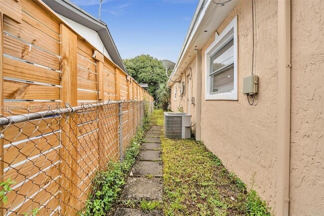 Building Photo - 6640 Evergreen Dr