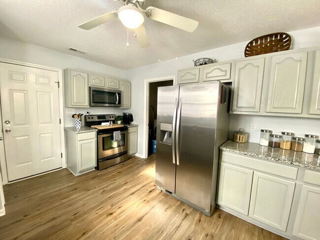 Building Photo - Beautiful 4 Bedroom Richlands Home for Rent