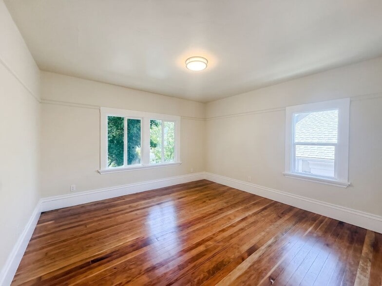 Building Photo - 604 56th St