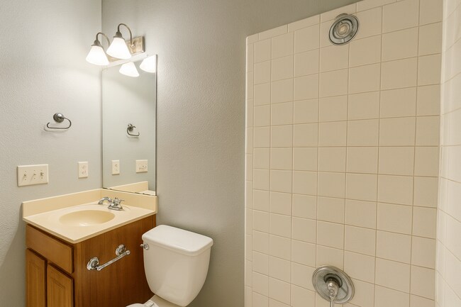 Building Photo - 1707 Chestnut Ave