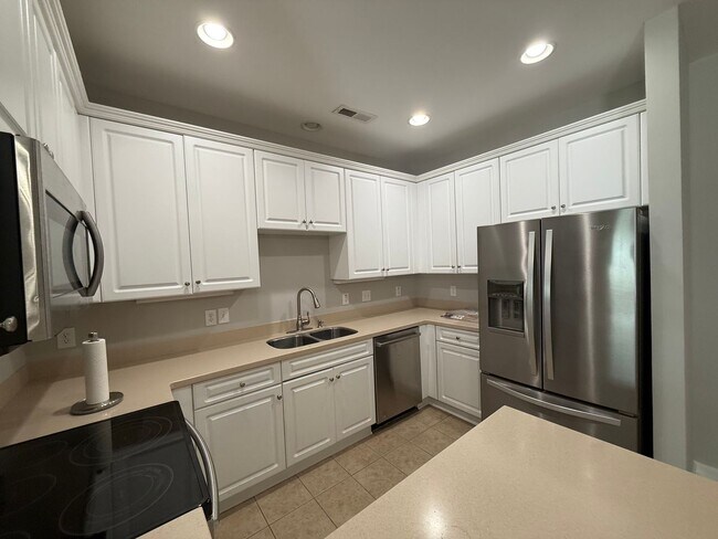 Building Photo - Move in Ready Three Bedroom Townhome in West Ashley