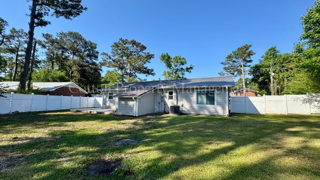 Building Photo - 366 Lullwater Dr