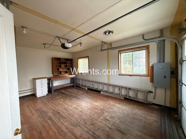 Building Photo - Stunning South Hill Home