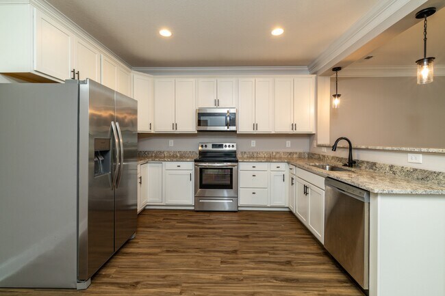 Building Photo - 338 Broadberry Ave