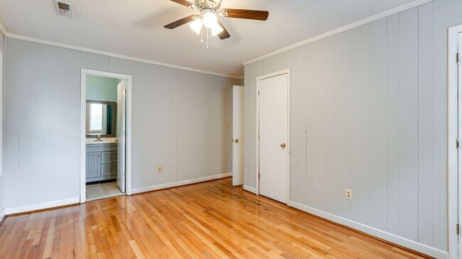 Building Photo - 3 Bedroom 1.5 Bath House in Hobcaw Point -...