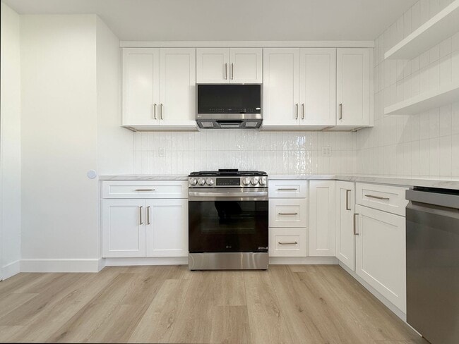 Building Photo - Stunning Remodeled Home in South Huntington Beach – Minutes to the Beach!