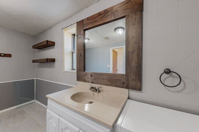 Building Photo - North Valley 4 Bedroom 2 Bath *Move-in Special* $1000 off 1st month rent if you sign by 11/30/25