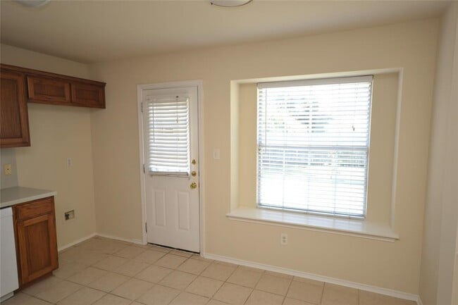 Building Photo - 718 Meadow View Dr
