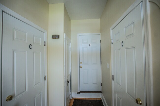 UNIT FRONT DOOR/ENTRANCE - 813 N Market St