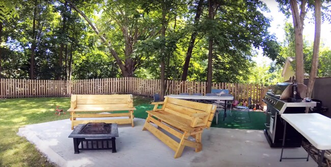 Building Photo - 862-864-864 Riverside Dr