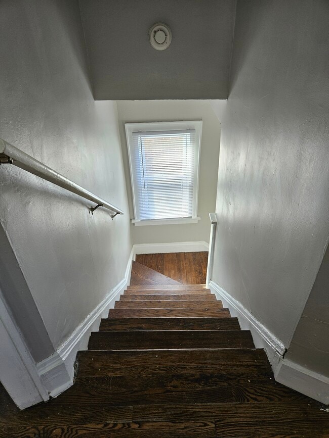 Building Photo - 423 Hayes St