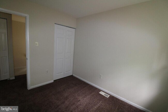Building Photo - 32 Pin Oak Ln