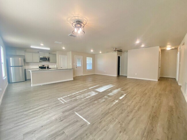 Building Photo - Now accepting Section 8