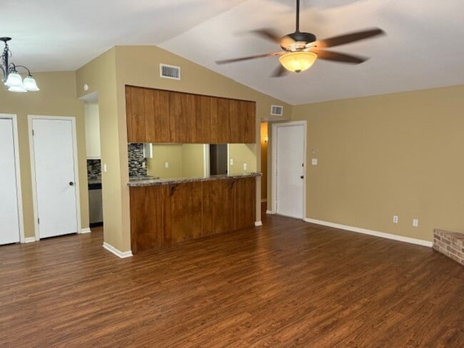 Building Photo - Move in ready! Three bedroom 2 bath home i...