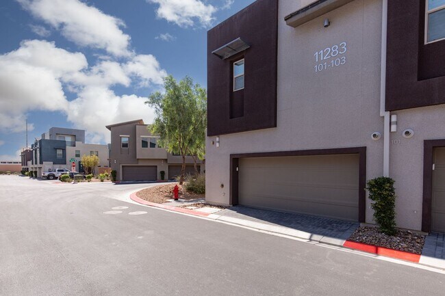 Building Photo - Fully furnished luxury townhome in Affinit...