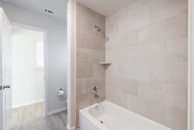 Building Photo - Amazing 5 Bedroom Home - Georgetown