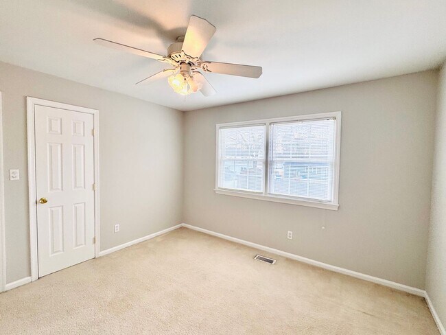 Building Photo - Spacious 5-bedroom home situated on a desirable corner lot!