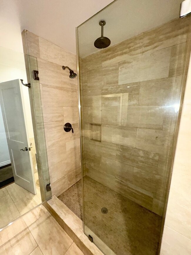 Building Photo - Beautifully Updated 3 Bedroom, 2 bath Rola...