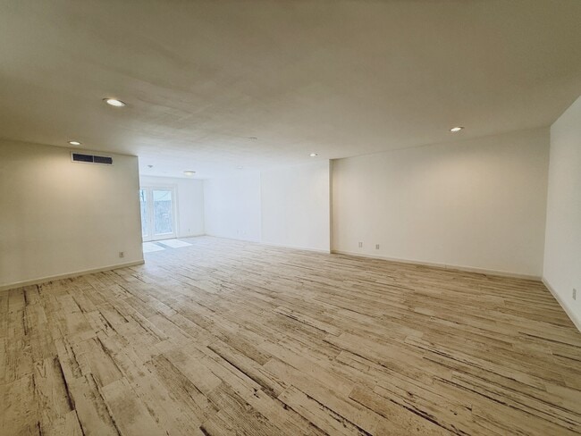 Building Photo - 500 Thunderbird Dr