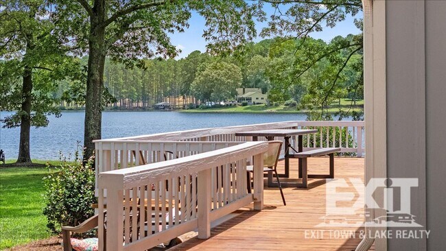 Building Photo - Gorgeous Waterfront Property with 4 Bedroo...