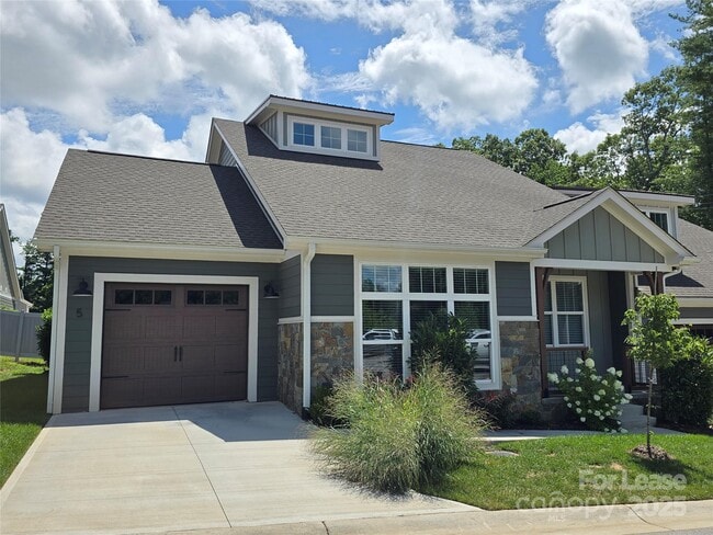 Primary Photo - 5 Heartleaf Cir