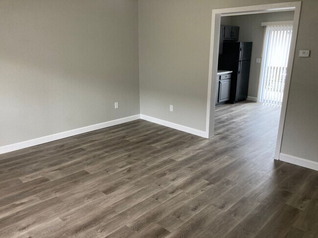 Building Photo - Newly Renovated 2 Bedroom 1.5 Bathroom Tow...