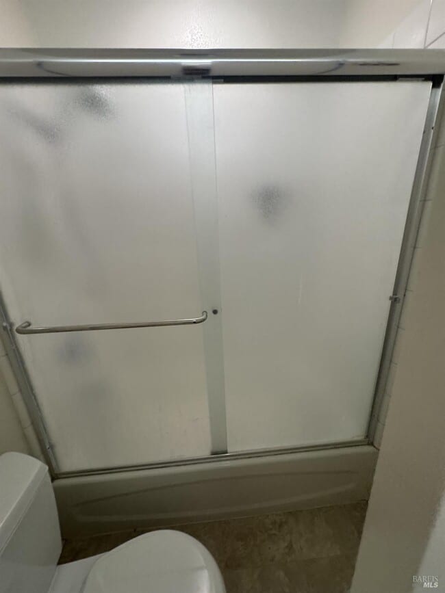 Building Photo - 33 Lakeview Ct