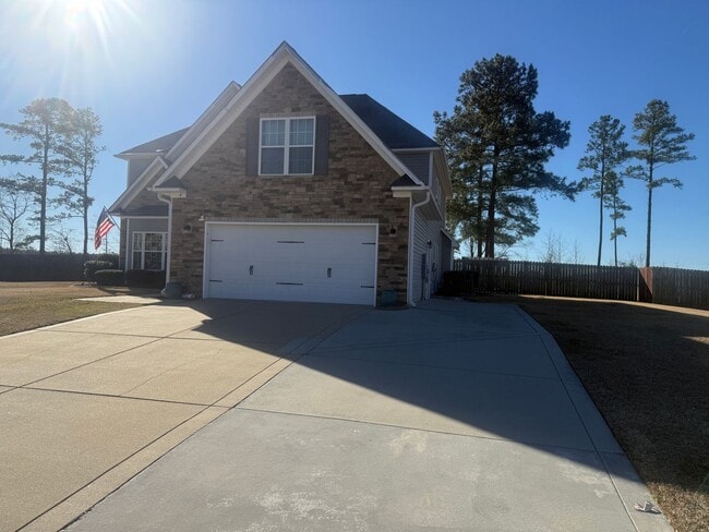 Building Photo - Amazing home with custom touches and in-ground pool