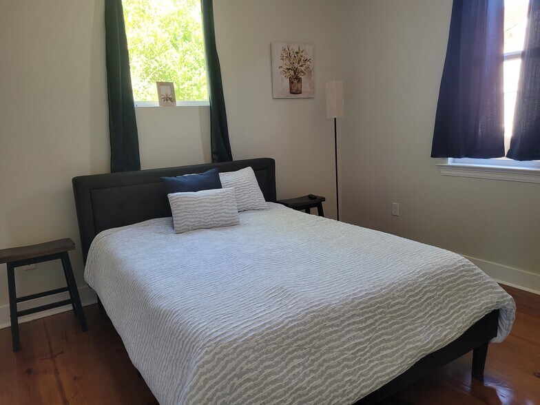 Building Photo - 2821 Dryades St