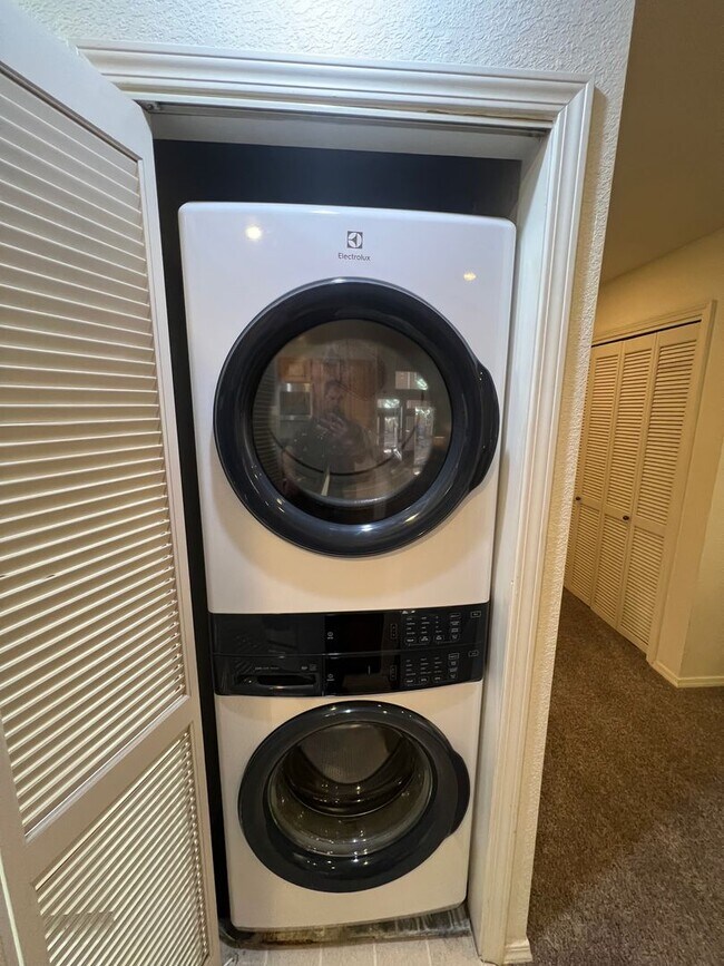 Building Photo - Furnished 2 bed, 2 bath Condo