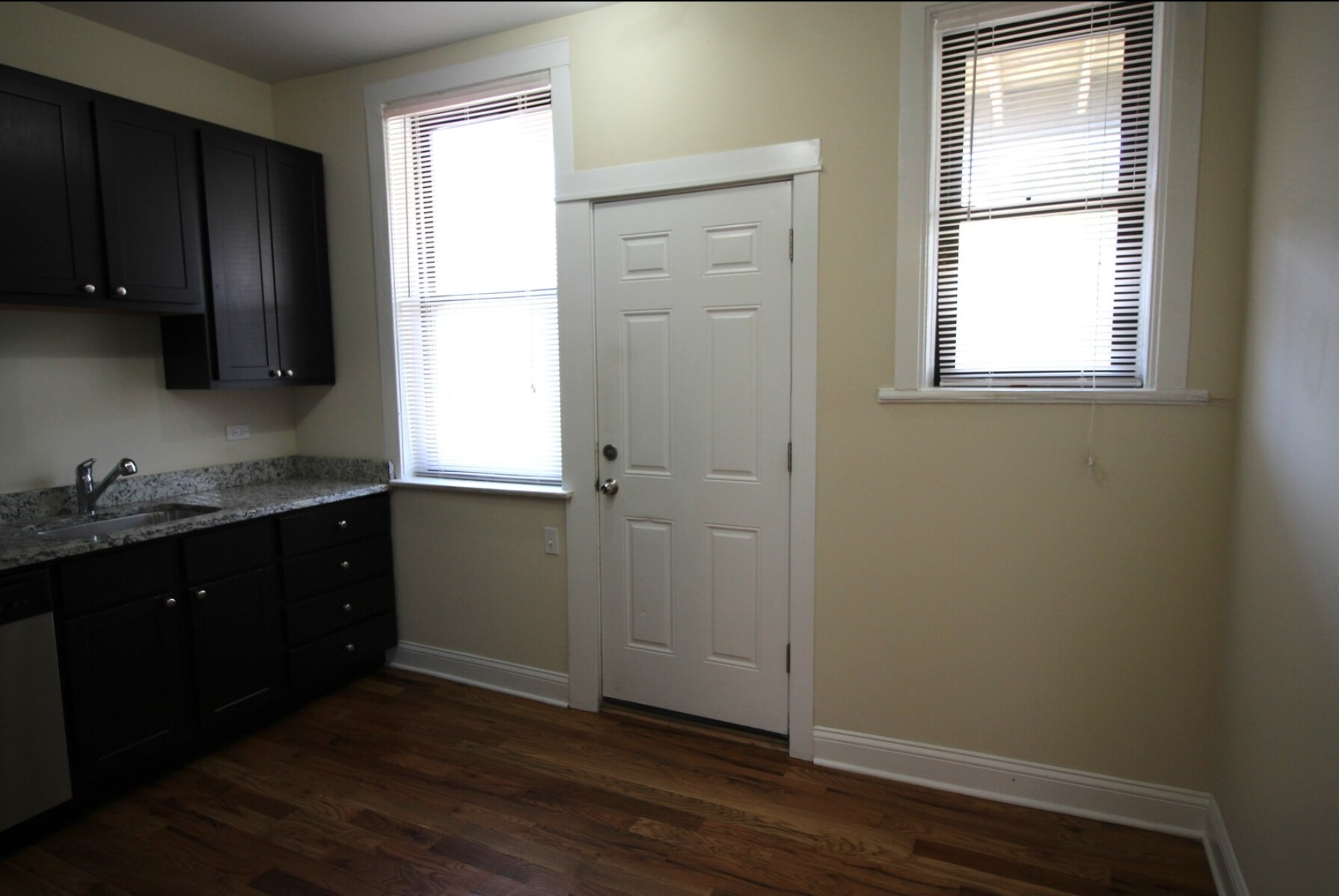 Eat in kitchen space - 6718 N Lakewood Ave