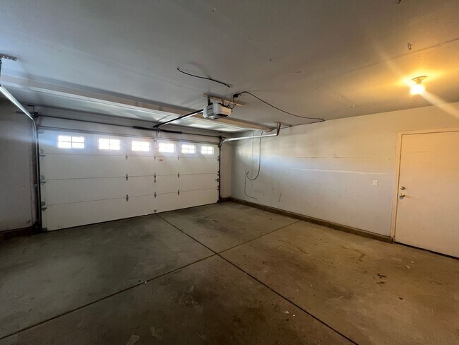 Building Photo - GORGEOUS 3 BEDROOM IN E. ROSEVILLE GATED COMMUNITY!!