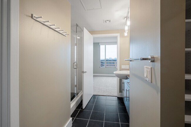 Building Photo - Luxurious 2 Bedroom, 2 Bath High Rise in Downtown Austin