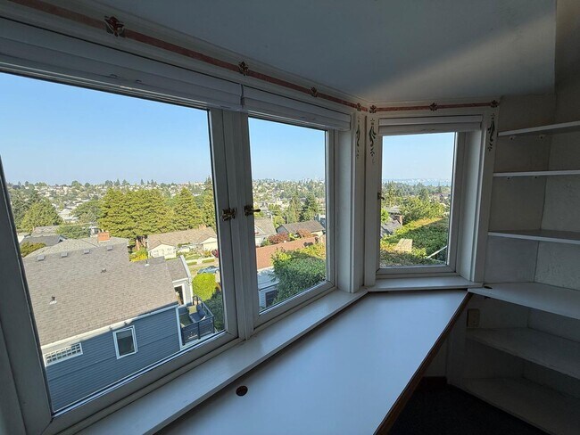 Building Photo - 2466 Montavista Pl W