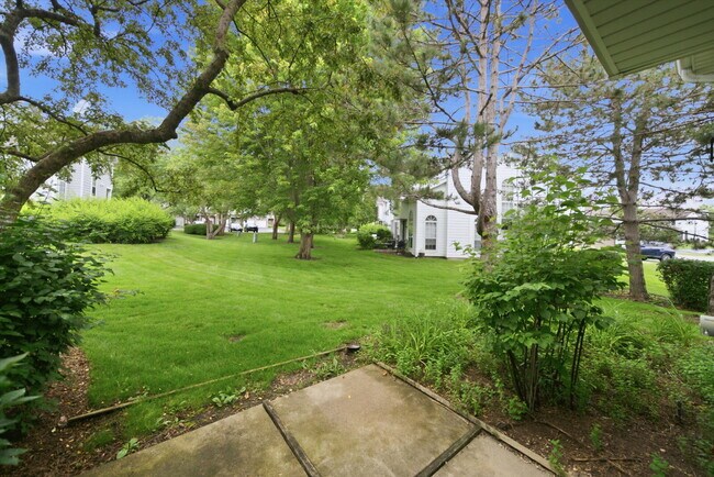 Building Photo - Beautifully Updated End-Unit Townhome