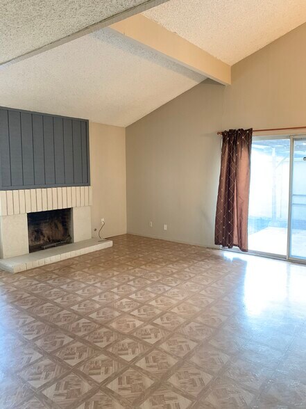 Primary Photo - 450 S Argyle Ave