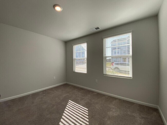 Building Photo - 702 Gimari Dr