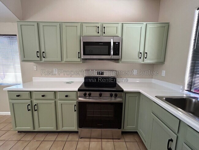 Building Photo - 5943 W Drake Ct