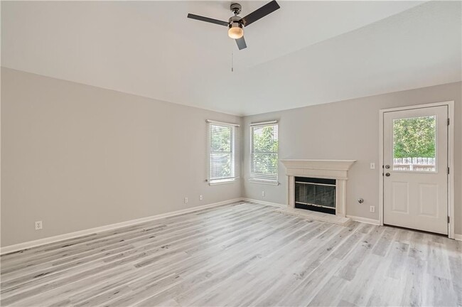 Building Photo - 102 Evergreen Cir