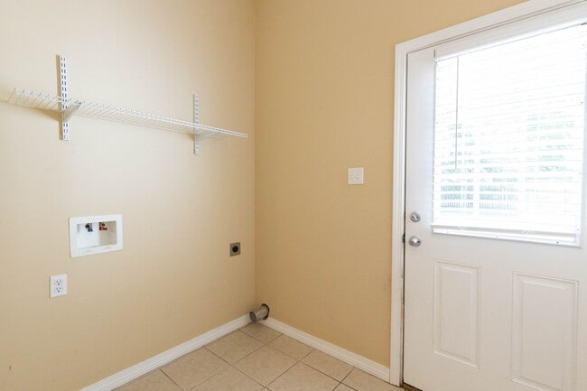 Building Photo - Cute 3 Bedroom home
