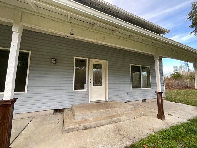 Building Photo - 5 Bedroom Home on 5 Acres!