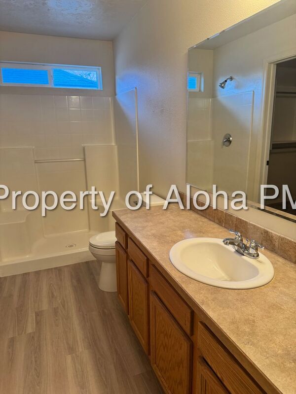 Building Photo - 1065 W Pine Ave