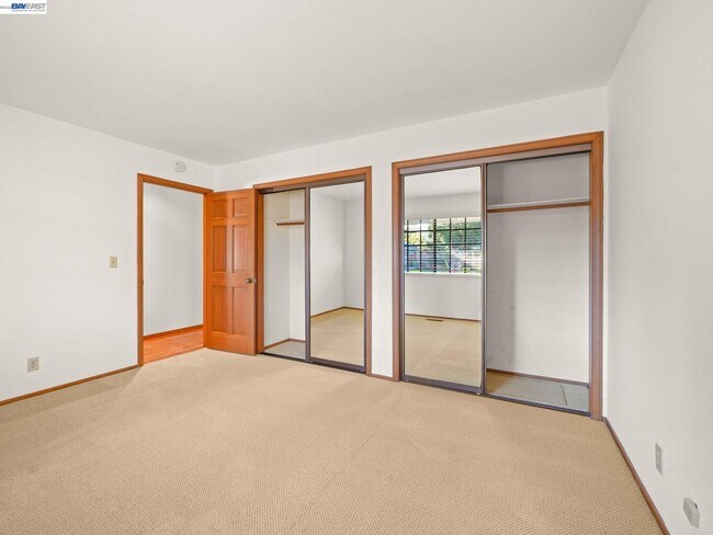 Building Photo - 261 St Paul Dr