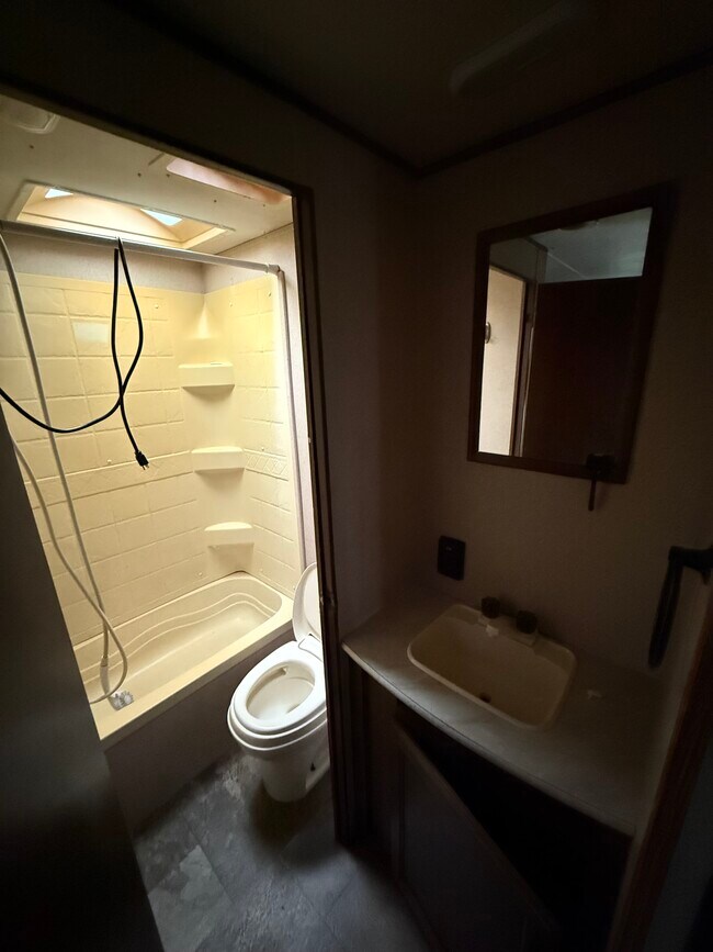 Building Photo - 505
