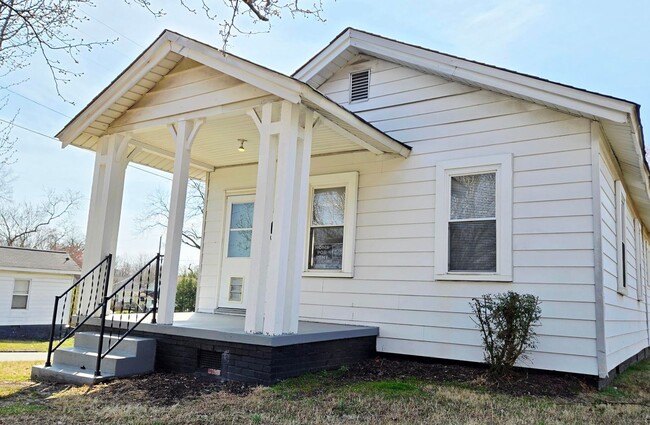 Building Photo - Great 3 bed 1 bath home coming in August!