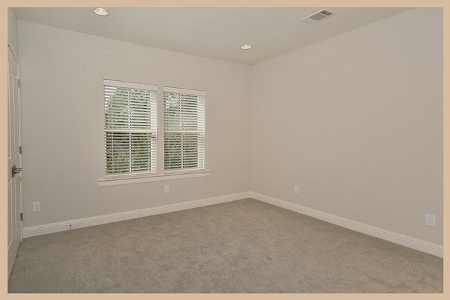 Building Photo - 215 Willow St